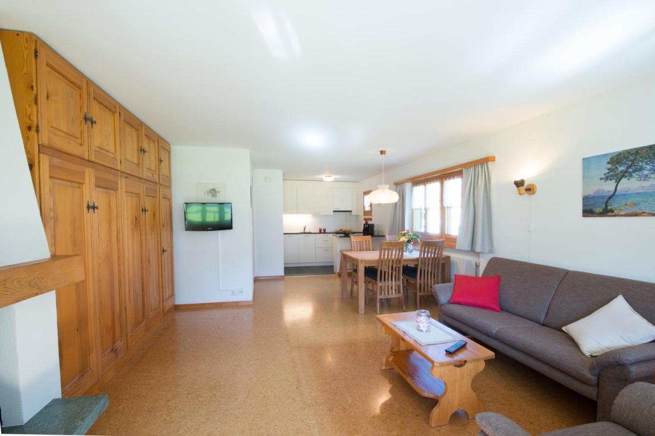 Ferienwohnungen Muntschi Andeer Kamer foto