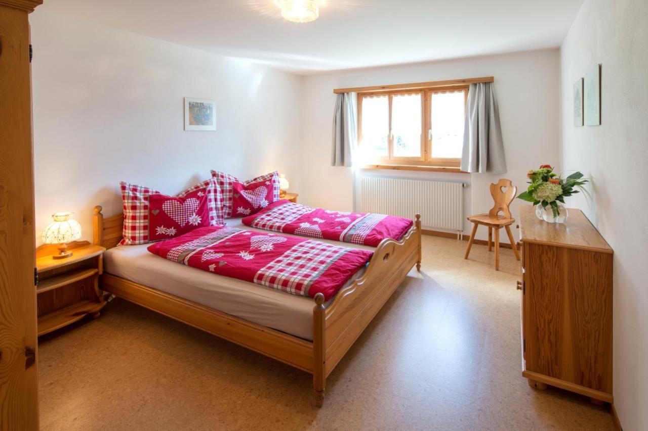 Ferienwohnungen Muntschi Andeer Kamer foto