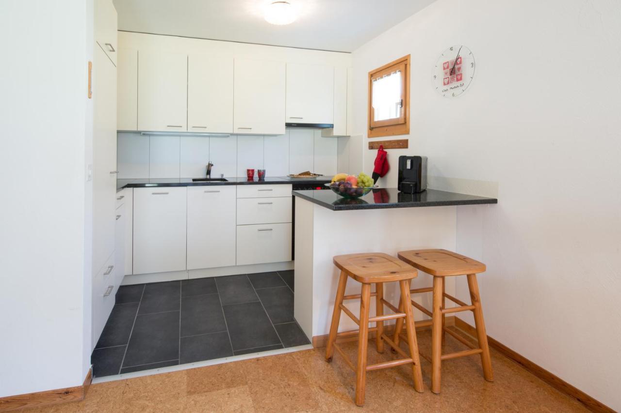 Ferienwohnungen Muntschi Andeer Kamer foto