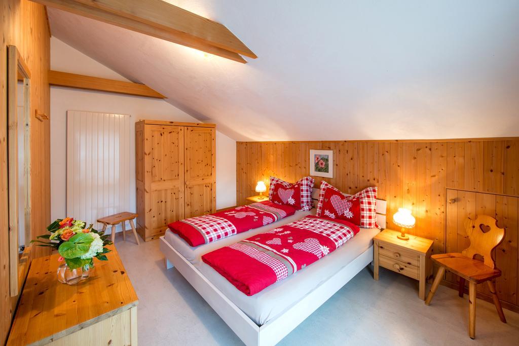 Ferienwohnungen Muntschi Andeer Kamer foto