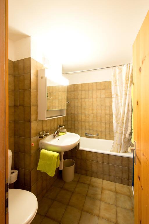 Ferienwohnungen Muntschi Andeer Kamer foto