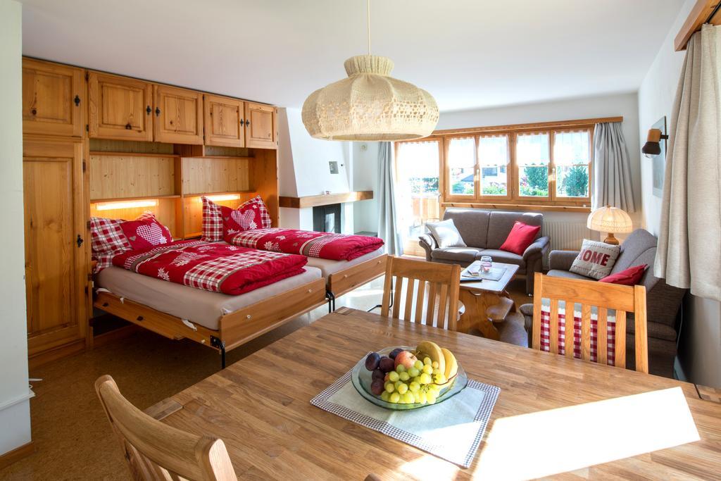 Ferienwohnungen Muntschi Andeer Kamer foto