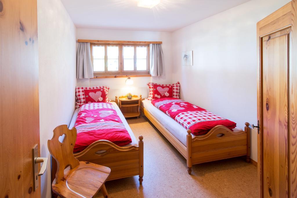 Ferienwohnungen Muntschi Andeer Kamer foto