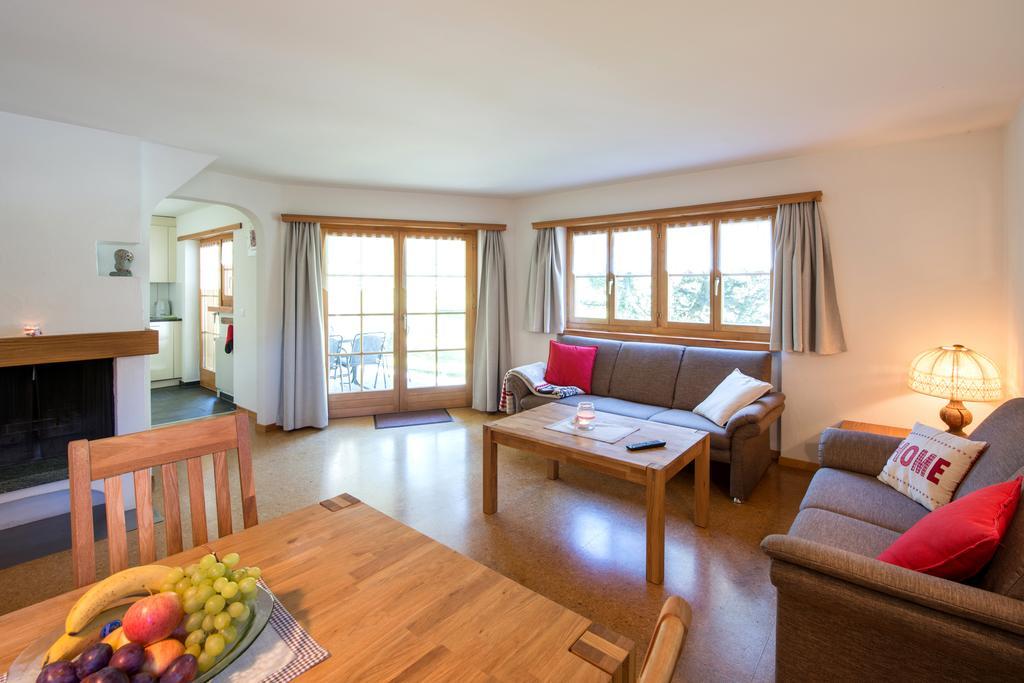 Ferienwohnungen Muntschi Andeer Kamer foto
