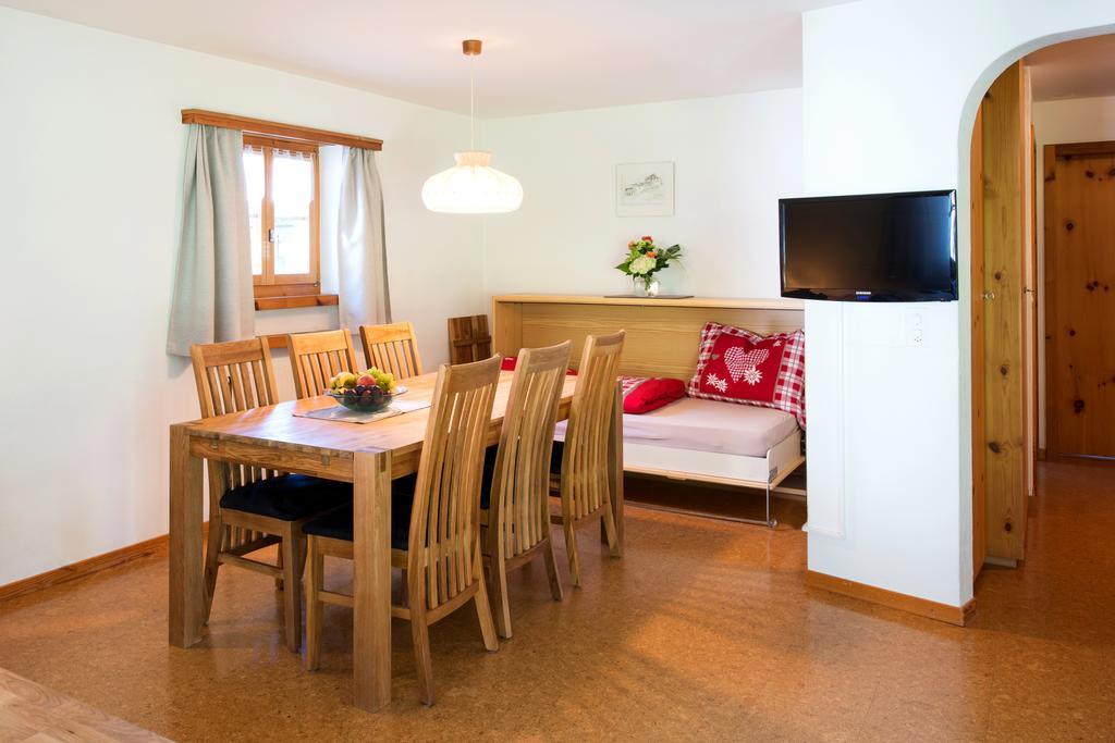 Ferienwohnungen Muntschi Andeer Kamer foto